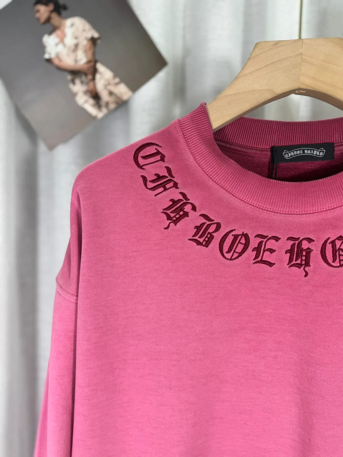 P280 top version, real shot without P, ​​different from market currency) 𝗖𝗵𝗿𝗼𝗺𝗲 𝗛𝗲𝗮𝗿𝘁𝘀/Cro Heart 2025 washed patch embroidery autumn and winter new original single counter American laser burnt 3D three-dimensional color embroidery couple casual sweatshirt 👑The highest version! Customized fabric 430g tripe terry fabric! American acid-washed and distressed original fabric laser burnt ✟appliqué embroidery and exquisite embroidery of letters! The best-selling model in the counter, very comfortable to wear. Accessories: original molded and authenticated collar label➕100% silk wash label. Genuine purchase-grade original hangtag➕matching hanging rope➕3D hanging beads➕original packaging bag. Craftsmanship: The original version has consistent wiring! The highest version of the armhole matching technique! Color: Red Black Size: S M L XL Style No.: 25-311